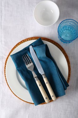 Plaka ayarı ile beyaz keten giysiler