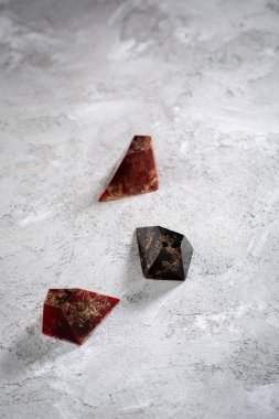 Gri arka plan üst görünümünde çikolata bonbon