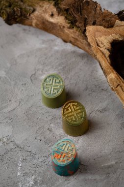 Çikolata bonbon gri arka plan üzerinde ayarlayın