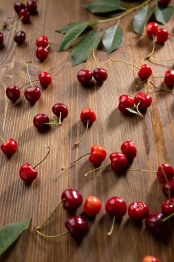 Ahşap arka planda taze kiraz, yaz konsepti