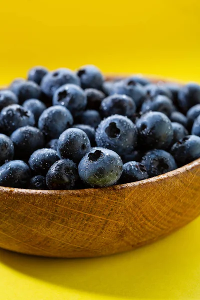 Bleuets frais dans un bol en bois — Photo