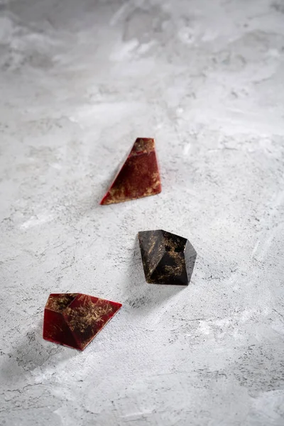 Gri arka plan üst görünümünde çikolata bonbon