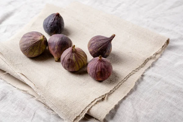 Färska fikon frukter på linne bakgrund — Stockfoto