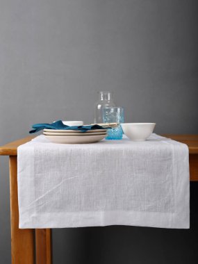 Ahşap masa ve beyaz keten koşucu