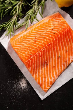 Kırmızı balık ve baharat biftek