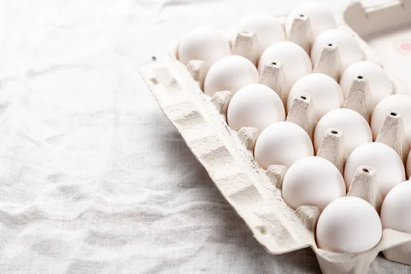 Ovos brancos frescos em caixa de papel — Fotografia de Stock