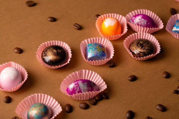 Fondo colorido con bombones de chocolate —  Fotos de Stock