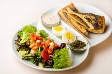 kızarmış yumurta ve sos ile sağlıklı salata