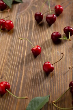 Ahşap arka plan üzerinde taze kiraz