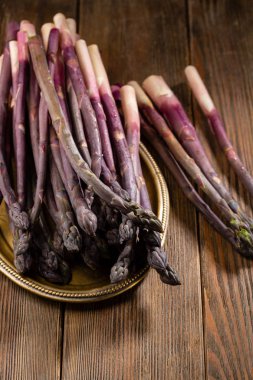 Ahşap ta taze ve çiğ kuşkonmaz yakın çekim