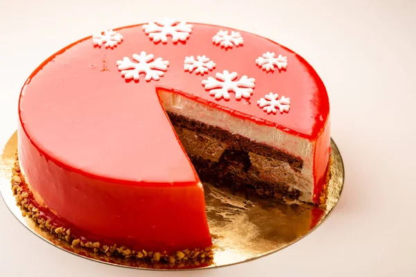 Červený pesový dort se sněhovými vločkami — Stock fotografie