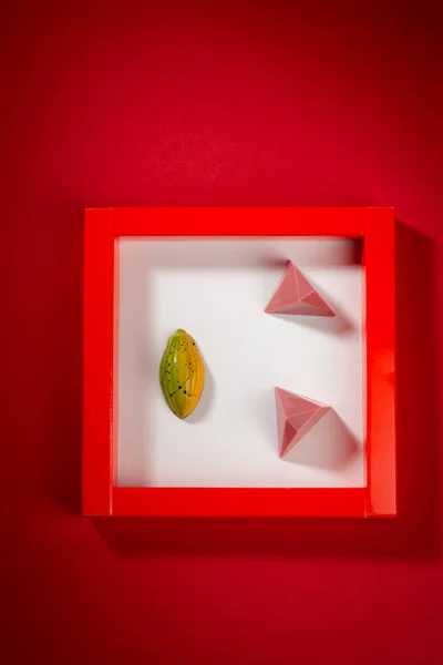 Шоколадные конфеты в маленькой коробке — стоковое фото