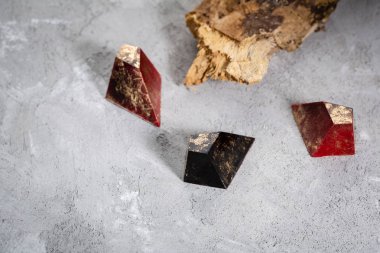 Gri arka planda çikolata şekerleri