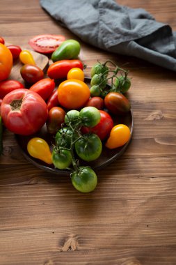 Taze yerel olgun ve yeşil domates ahşap