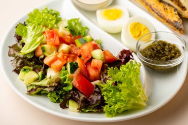 Beyaz tabakta sağlıklı kahvaltı salatası