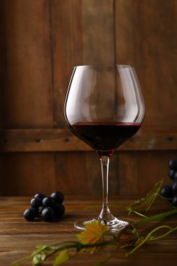 Ahşap bir bardak kırmızı şarap