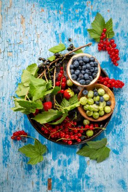 Taze ve yerel yaz meyveleri ahşap üst görünümü
