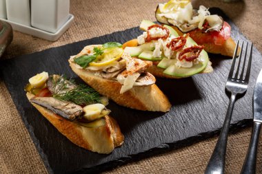 Balık ve avokado ile Set Bruschettas