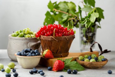 Yerel yaz meyveleri kaselerde ayarlanır