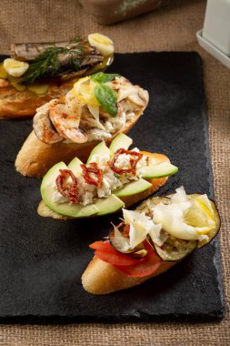 Balık ve avokado ile Bruschetta