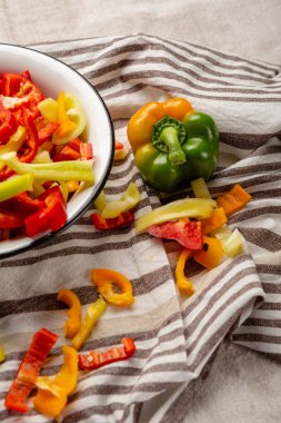 Dilimlenmiş ve bütün kırmızı biber, taze biber