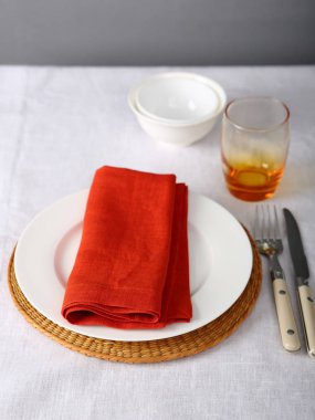 Kırmızı keten peçete ile masa ayarı