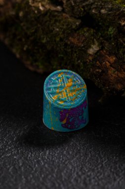 Ahşap kabuğu bir parça üzerinde Modern Çikolata bonbon