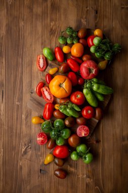 Ahşap tahtalar üzerine kurulmuş yerel domatesler