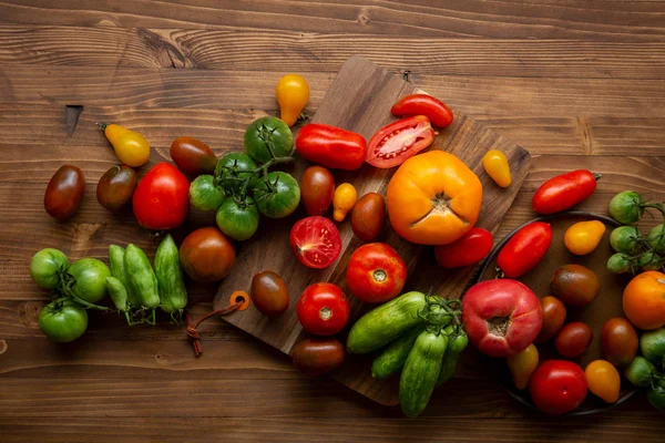 Tomates frescos, maduros e verdes — Fotografia de Stock