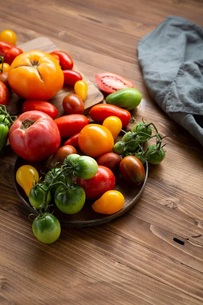 Raccolta di pomodori locali su tavole di legno — Foto Stock