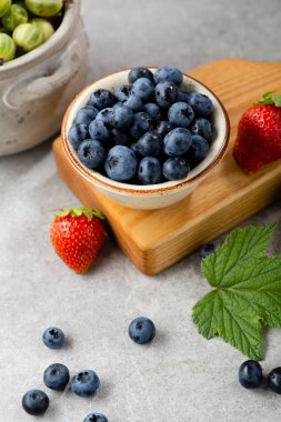 Küçük kase yakın çekim taze yaban mersini