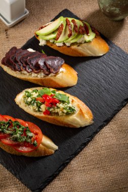 Et ve sebze ile ekmek dilimi seti