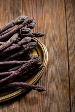 Vintage tabakta taze kuşkonmaz