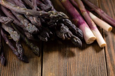 Ahşap arka planda taze kuşkonmaz