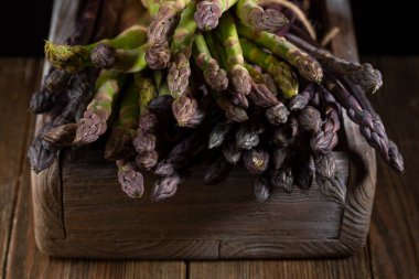 Ahşap arka planda kuşkonmaz demeti