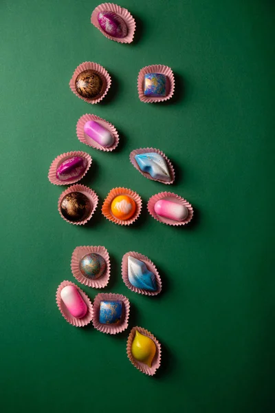Collezione di caramelle su sfondo verde — Foto Stock