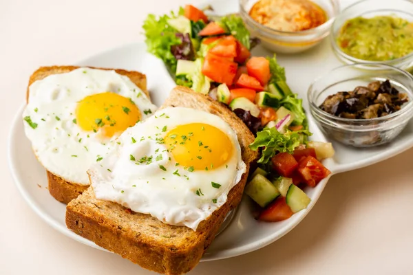 Œufs frits sur pain grillé et salade — Photo