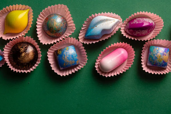 Colección de caramelos sobre fondo verde vista superior —  Fotos de Stock