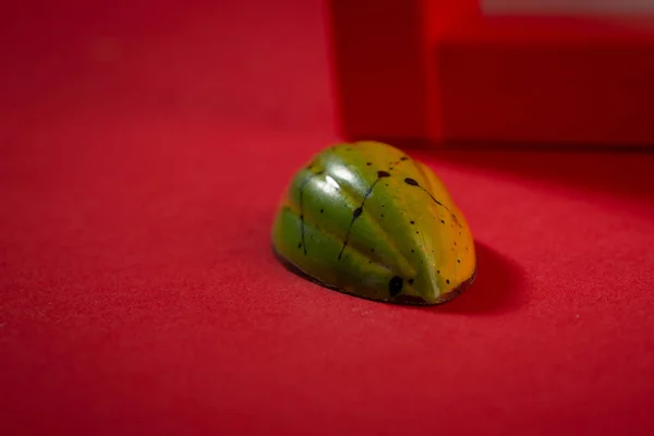 Kırmızı arka plan üzerinde Modern Çikolata bonbon — Stok fotoğraf