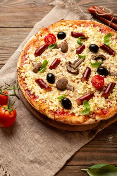 소시지와 버섯 맛 있는 피자 — 스톡 사진