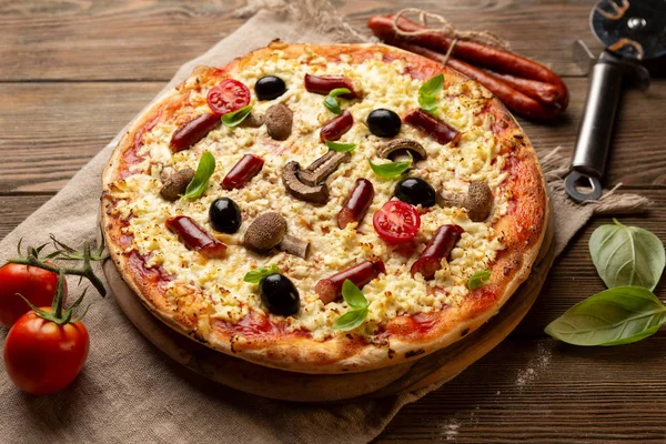 Pizza caseira com salsicha e cogumelos — Fotografia de Stock