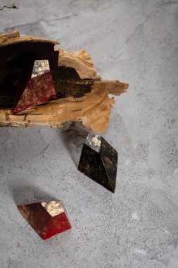 Çikolata bonbon gri arka plan ve ahşap seti