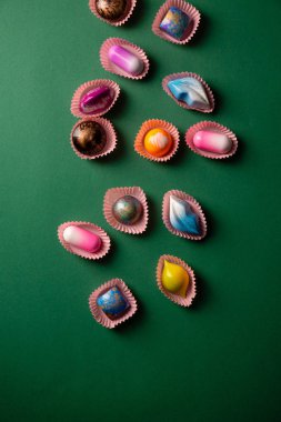 Çikolata bonbon koleksiyonu ile Yeşil Arka Plan