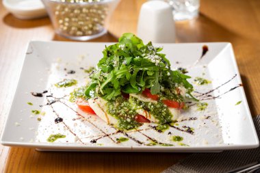 Sos lu caprese salatası yakın çekim