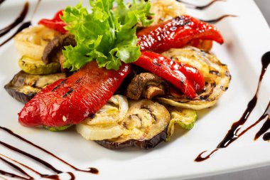 Beyaz tabakta ızgara yaz sebzeleri