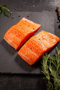 Taze balık biftek ve baharat kayrak üzerinde