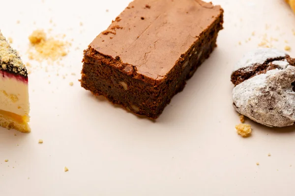 Brownie kek dilimi ve diğer pasta — Stok fotoğraf