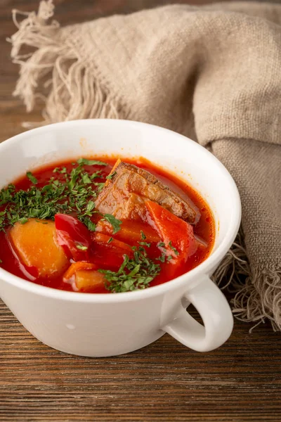 Rote Bete rustikale Suppe Borschtsch mit Fleisch — Stockfoto