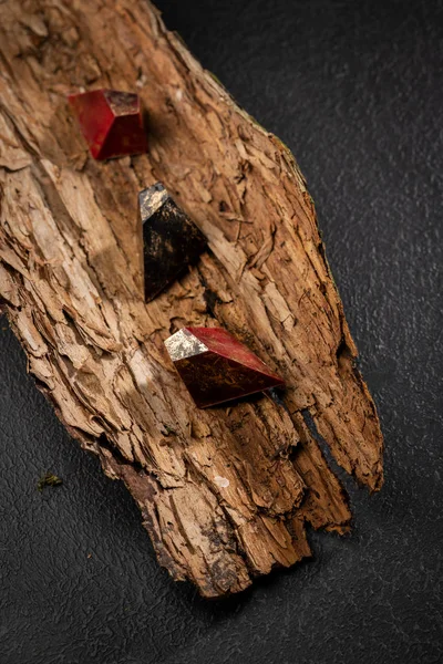 Колекція шоколадної коробки на дереві — стокове фото