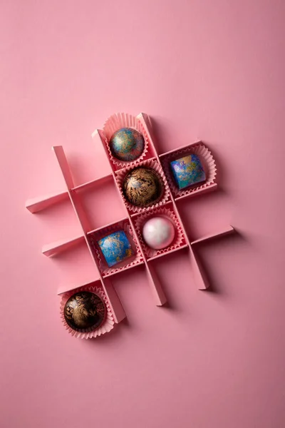 Çikolata bonbon koleksiyonu ile pembe arka plan — Stok fotoğraf